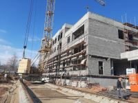 В строящейся в Дзержинском районе школе на 1280 мест началось устройство вентилируемого фасада