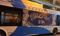 На городские маршруты вышли первые украшенные к Новому году автобусы и троллейбусы 