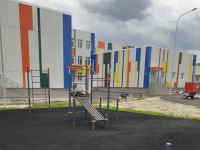 На стадионе строящейся школы в Красноармейском районе начался монтаж травмобезопасного покрытия