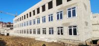 В строящейся школе на 1000 мест Дзержинского района стартовал монтаж оконных блоков