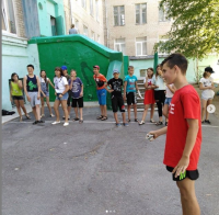 В пришкольных лагерях дни проходят интересно и весело