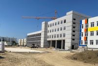 Фасад строящейся школы в Ворошиловском районе начали облицовывать линеарными панелями