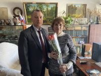 Маму участника военной спецоперации из Тракторозаводского района поблагодарили за достойное воспитание сына.