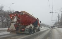 С началом снегопада дорожные предприятия приступили к обработке улично-дорожной сети