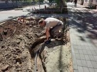 Вдоль пешеходных зон Городского сада начался монтаж поливочного водопровода