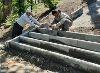 В сквере на пл. Чекистов Ворошиловского района строят новый лестничный спуск