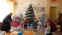 Клуб пожилых людей проводит новогодние елки для малышей из дома ребенка