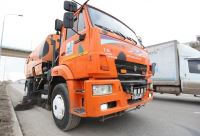 В Волгограде муниципальные предприятия вывели на уборку дорог подметально-уборочные машины и пылесосы